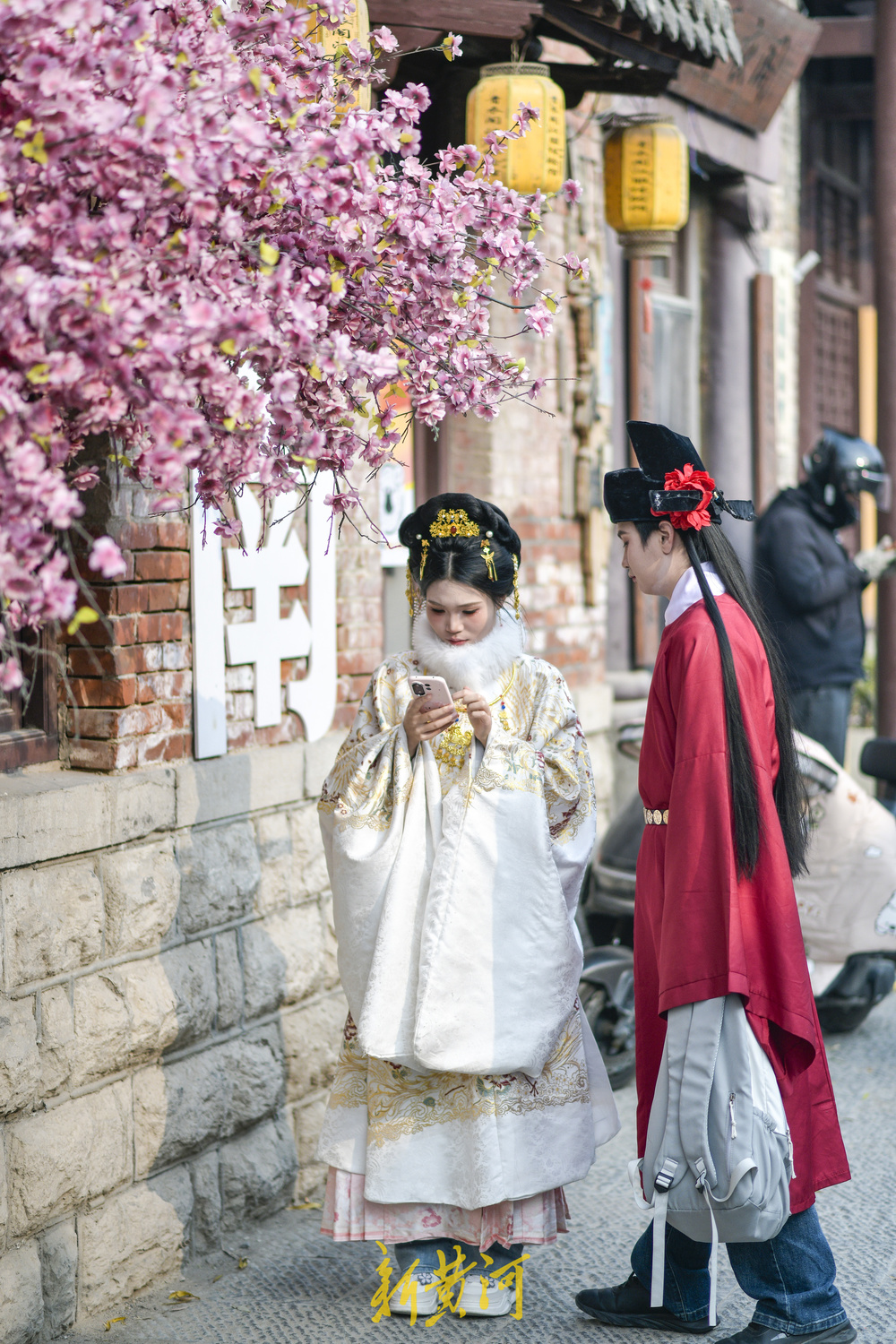 济南明府城汉服文化走红 游客穿越古今打卡泉水文庙