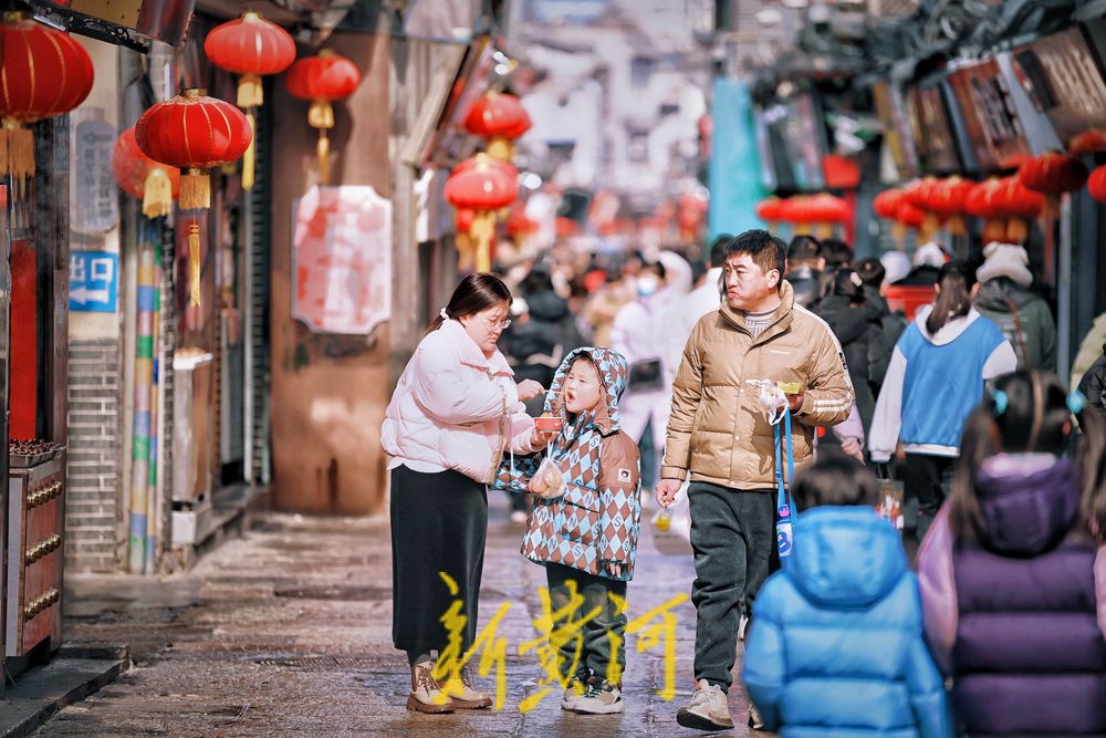 芙蓉街迎春节大红灯笼高高挂