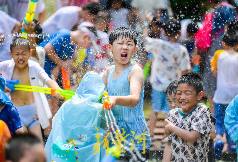 亲泉避暑济南市区这里最火！大人小孩穿着雨衣戏水纳凉
