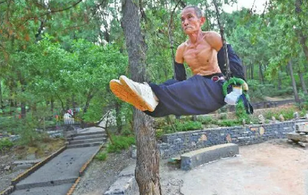 济南两大爷“花式”下楼梯如同猛虎下山，网友感叹：果然，大爷还是你大爷！