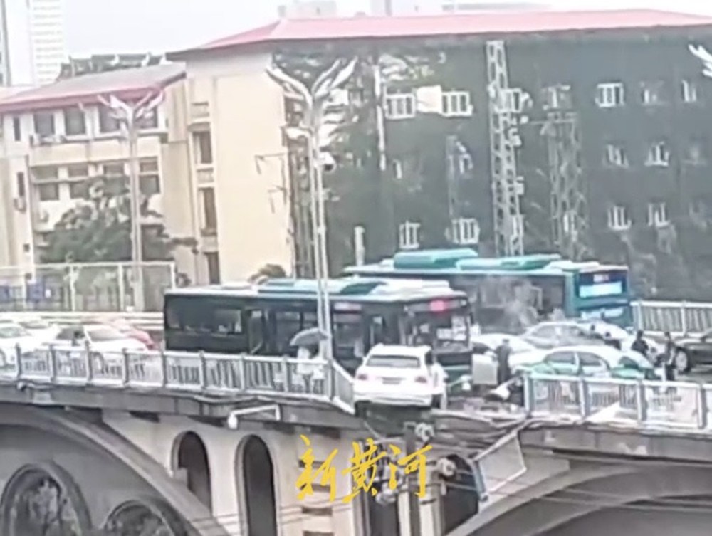 济南交警：天桥桥面发生四车交通事故，发生两人受伤送医，车交交通已恢复