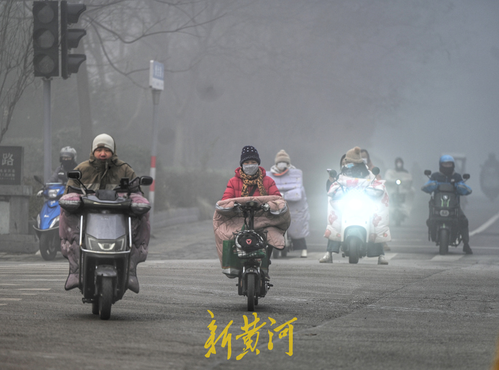 济南今晨大雾锁城 半晌浓雾渐散城市重现真容