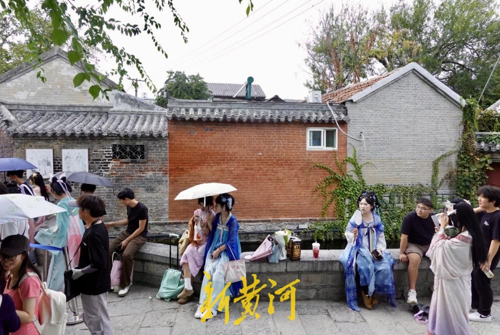 中秋假期后旅游热度不减，济南起凤桥街游客排队打卡