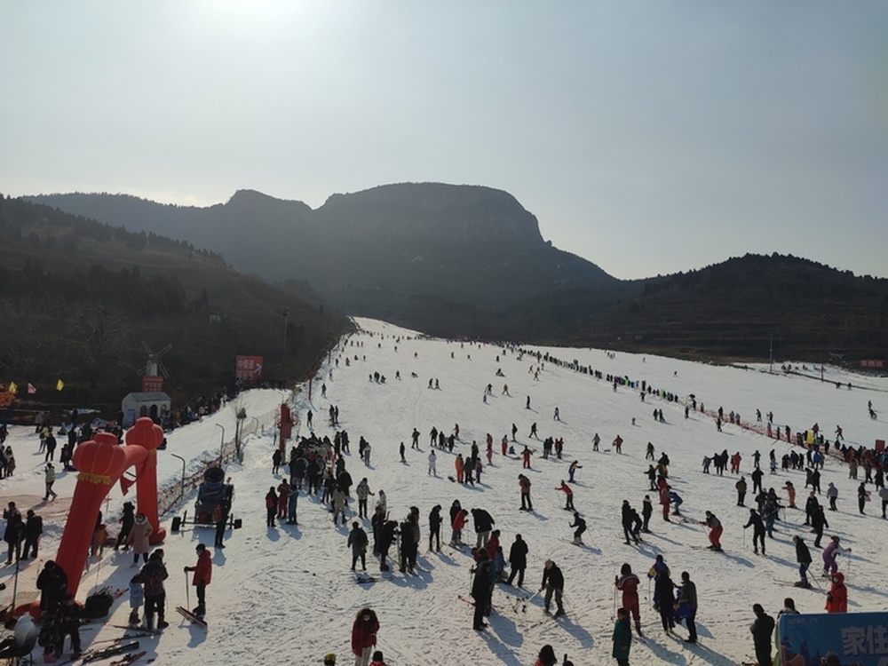 2月3日10:00,济南卧虎山滑雪场的停车场已经停满了前来滑雪的游客车辆