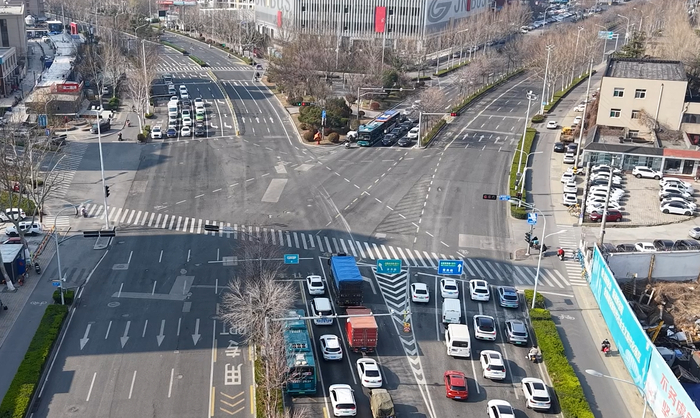 实探济南“五路交叉”路口：告别昔日乱象，路口通行效率提升12.7%