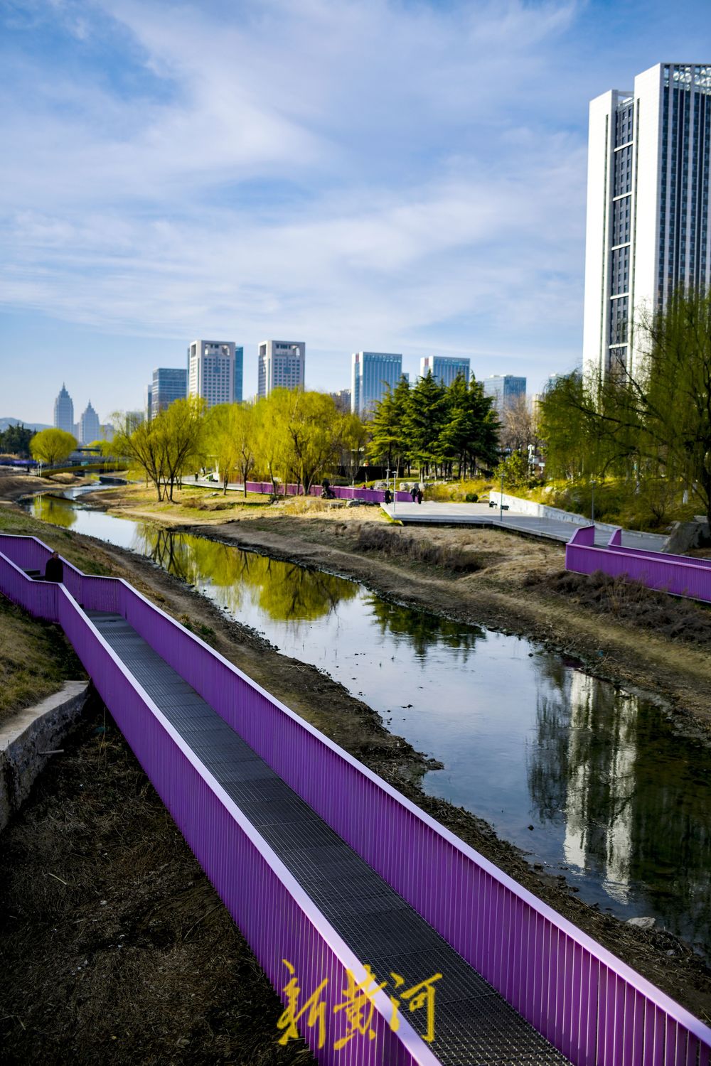 腊山河全线披绿，呈现亲水生态景观带