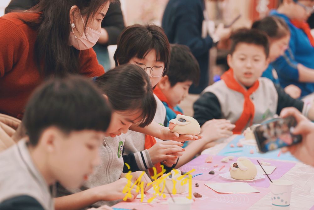 小学生制作龙年花馍 体验传统年俗文化