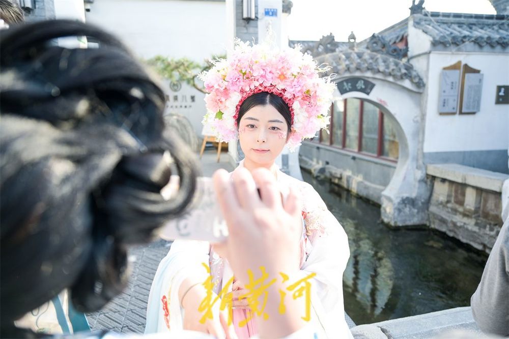 济南这座最短的桥人气持续火爆，簪花姑娘争相拍照体验穿越之美