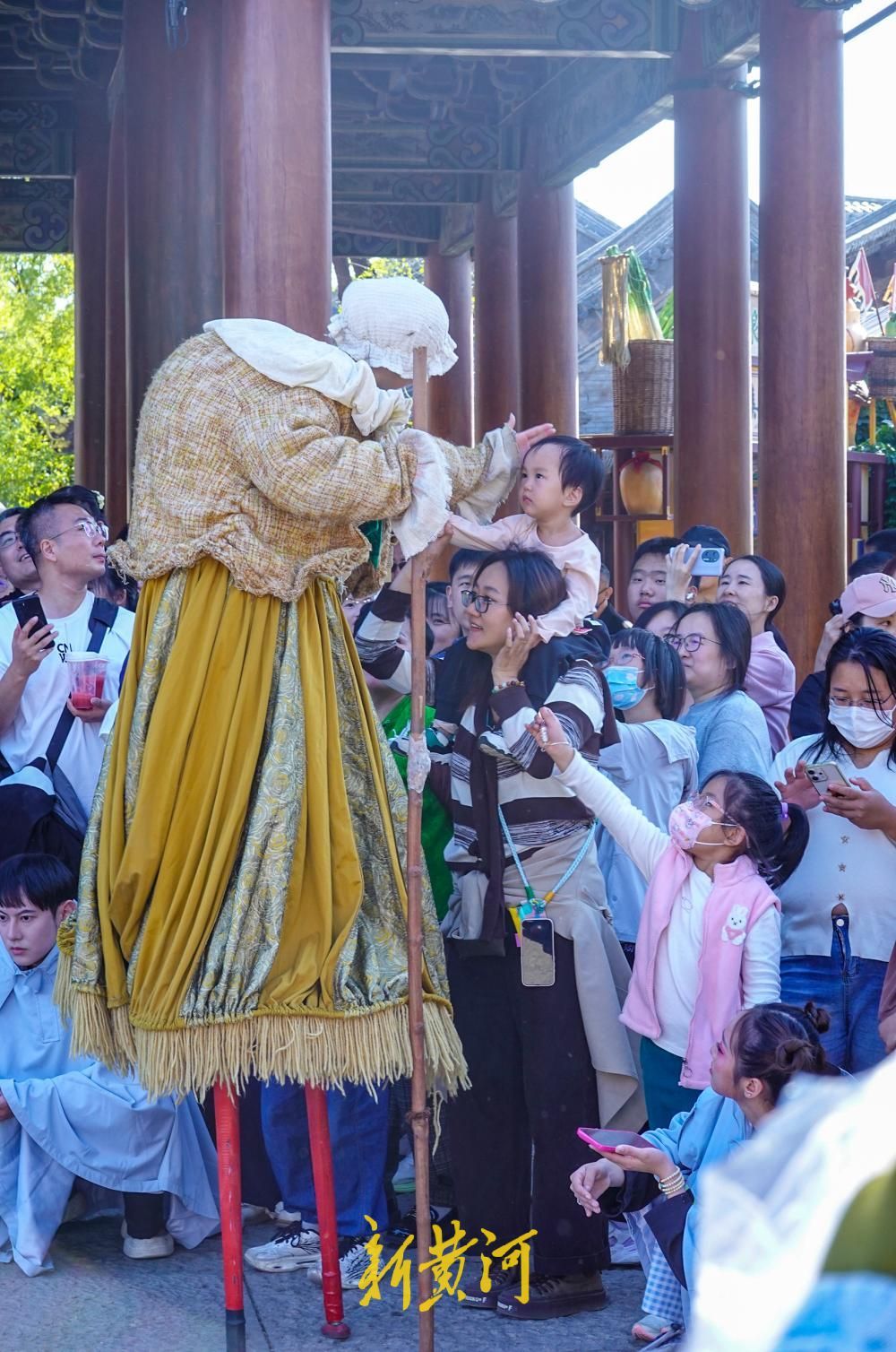 假期过半旅游热度不减，明水古城互动演艺点亮“文化+亲子”游