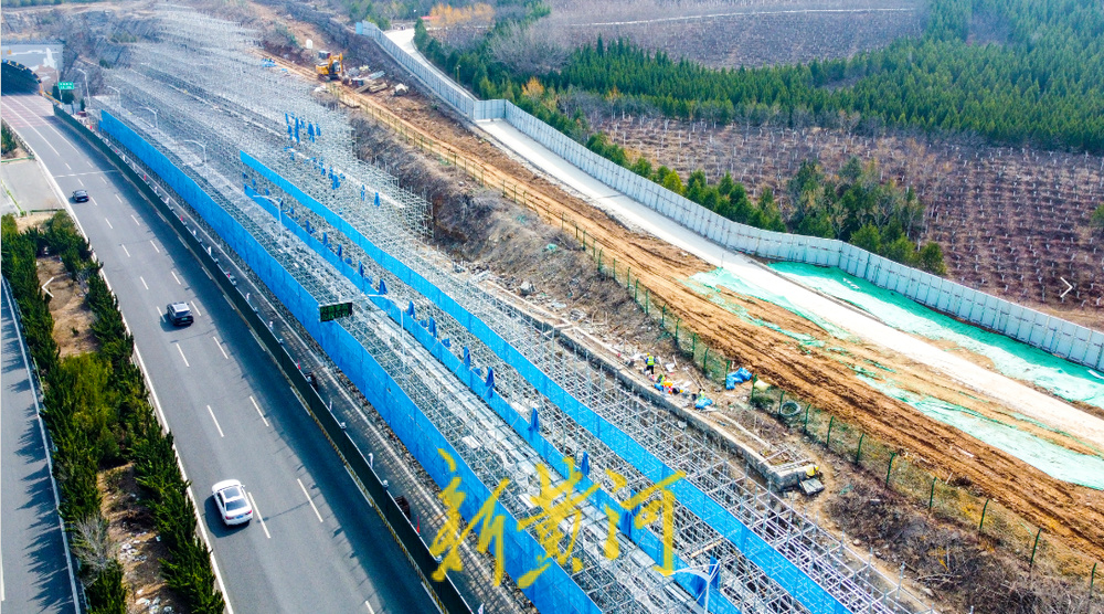 龙鼎立交桥首梁现身 借助山体架设新桥