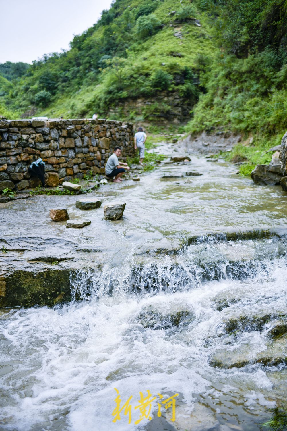 一年四季 泉在济南丨龙洞佛峪沟雨后飞瀑添清凉，市民乐享戏水时光