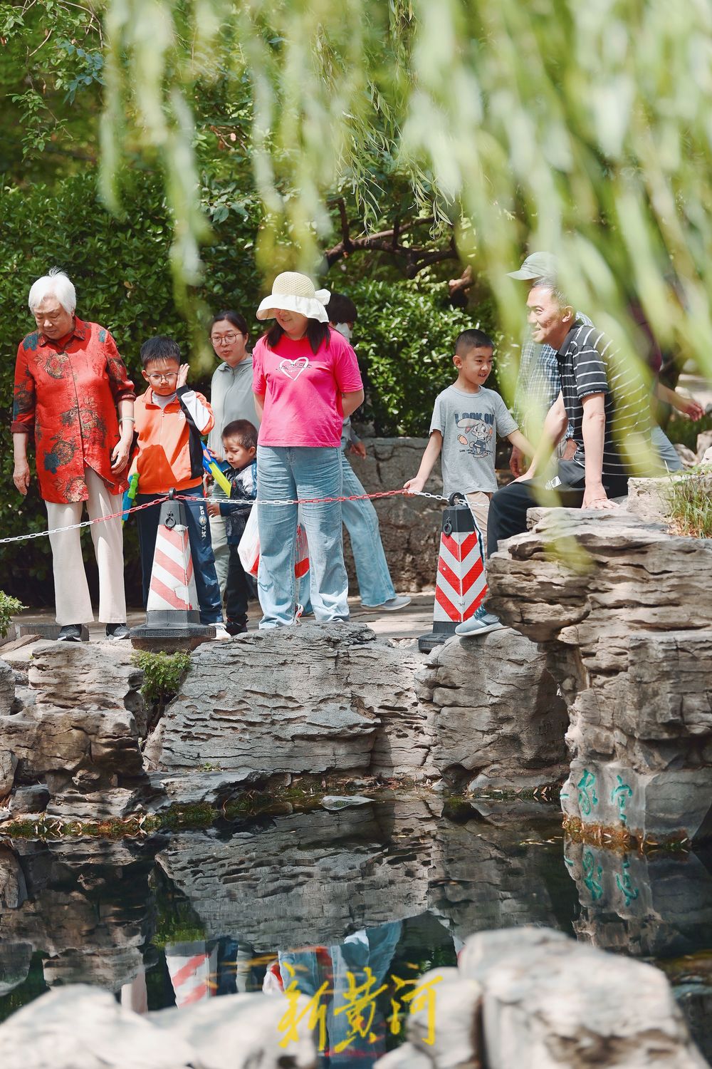 五龙潭泉畔市民享雨后清凉