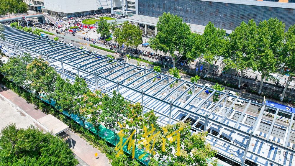齐鲁医院旁河道上方建停车场 缓解电动自行车停放难题