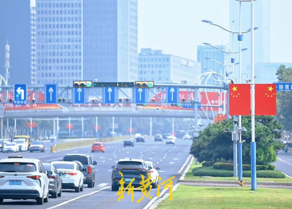 “中国红”扮靓经十路，泉城盛装迎国庆