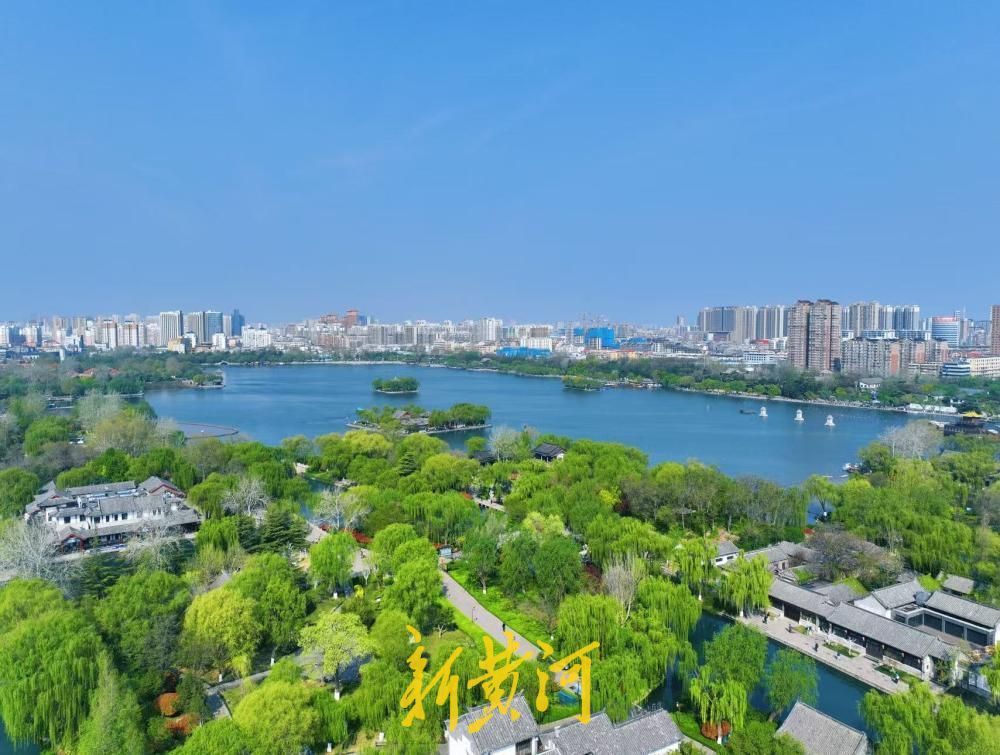 仲春一片“泉城蓝” 大明湖水天一色如同天空之镜