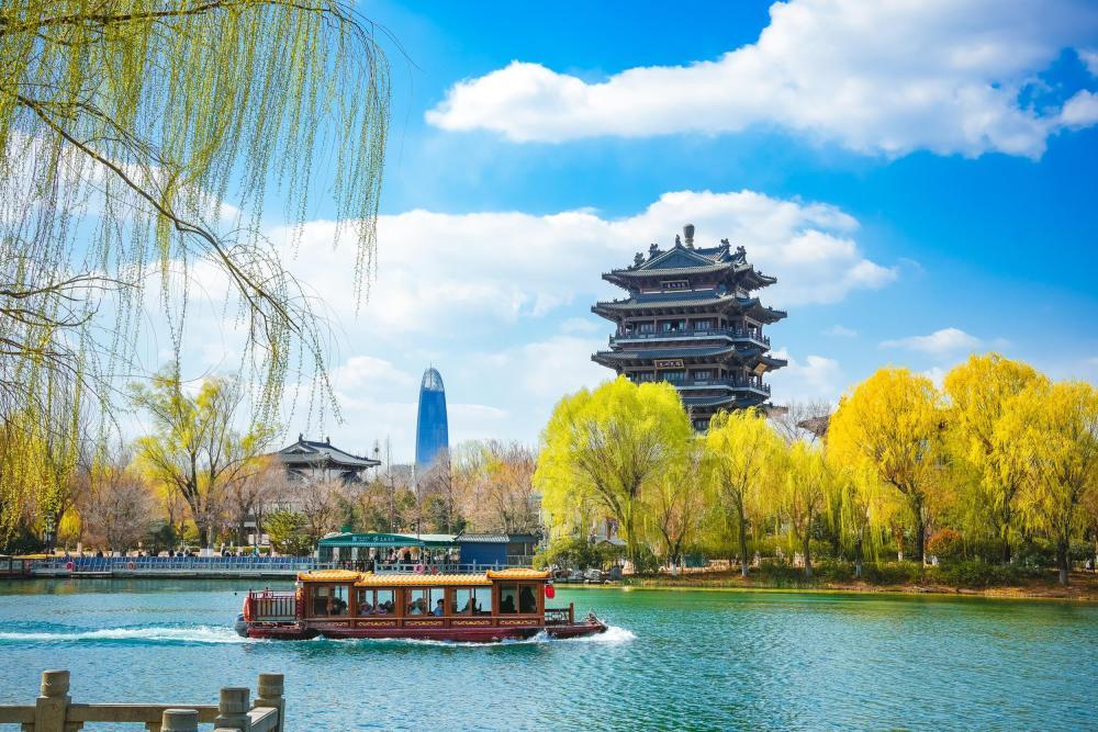 泉润心安处，此城正相宜 