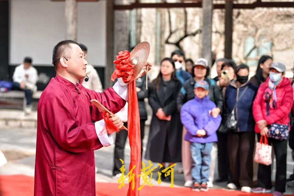 五龙潭泉池畔，“山东落子”引客来