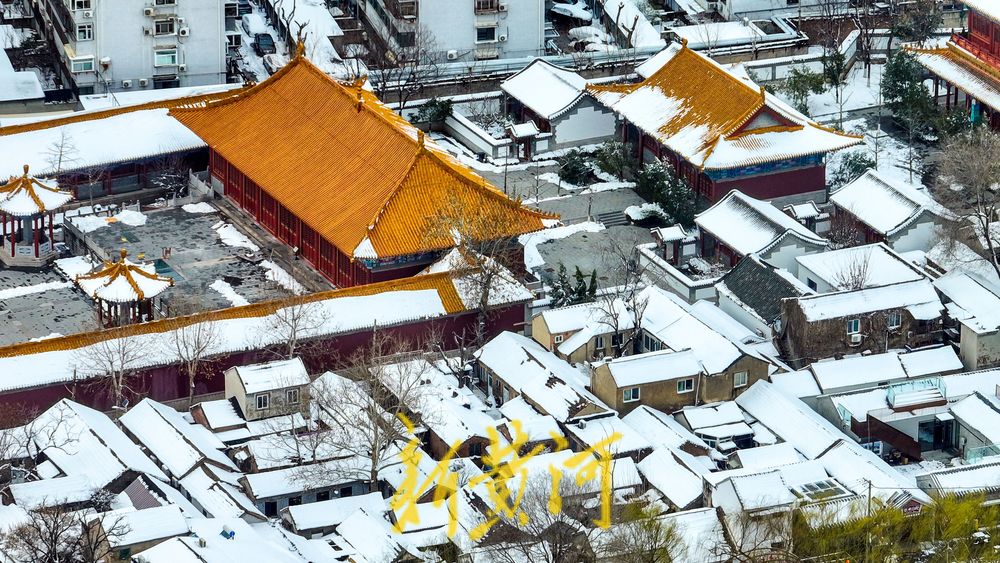 雪后俯瞰明府城，白雪皑皑古韵浓