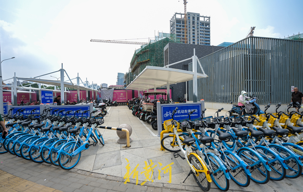 济南这处地铁站口停车区改造，可同时容纳200多辆非机动车