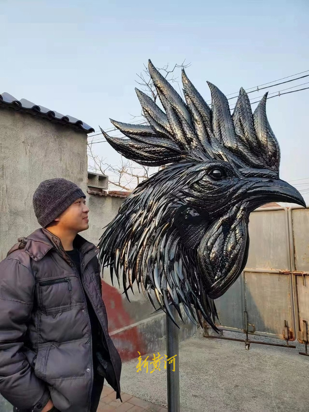 废旧轮胎变身雕塑艺术品，创作者是一位“零基础”的山东小伙　　