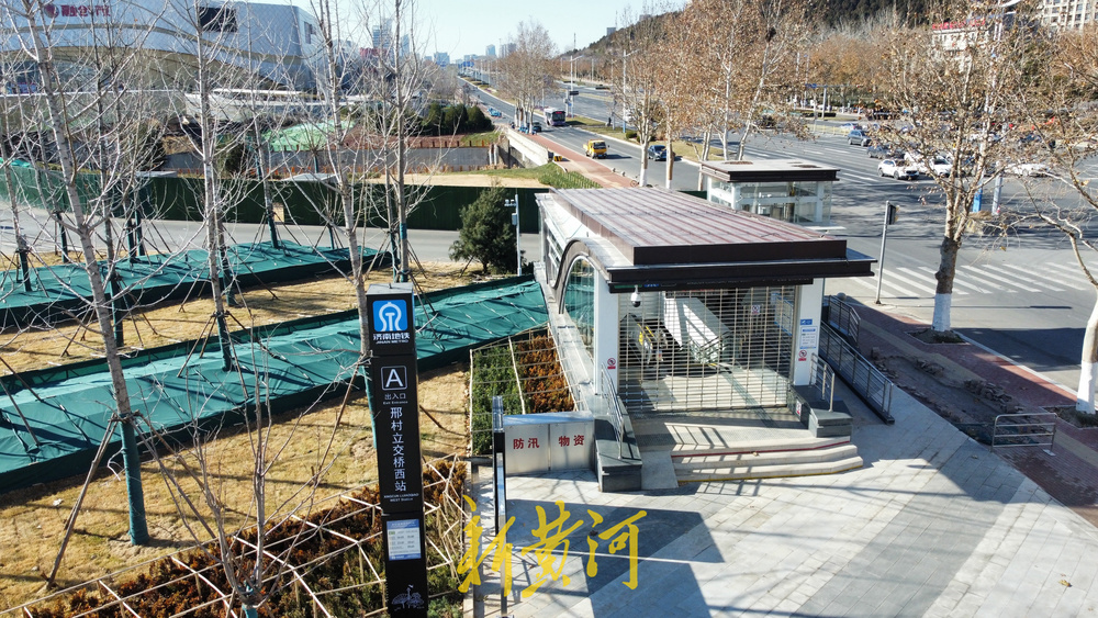 济南地铁4号线邢村立交桥西站出入口亮相 紧邻公交站和过街天桥