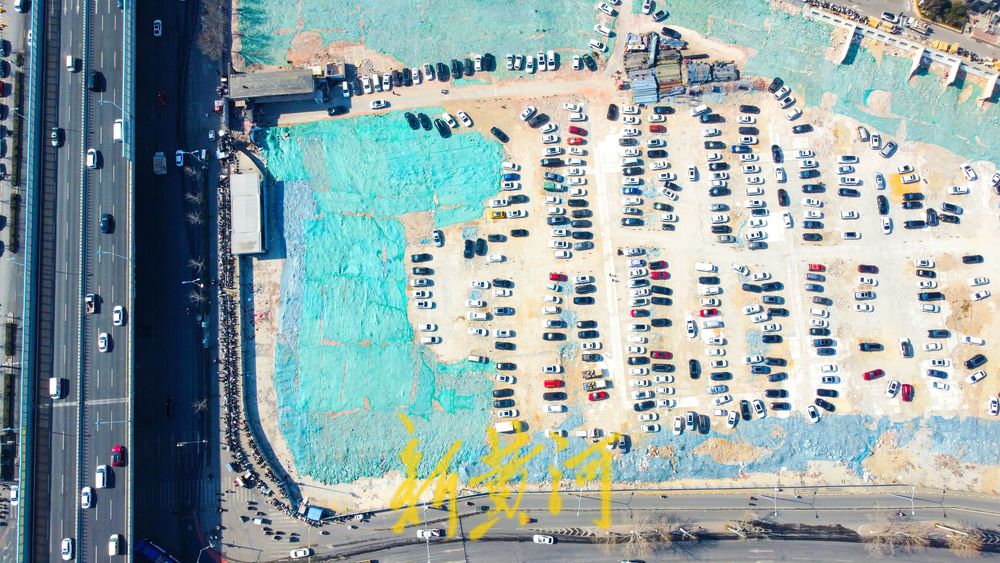 山东大学第二医院附近一拆迁待建地块改临时停车场，方便市民就医