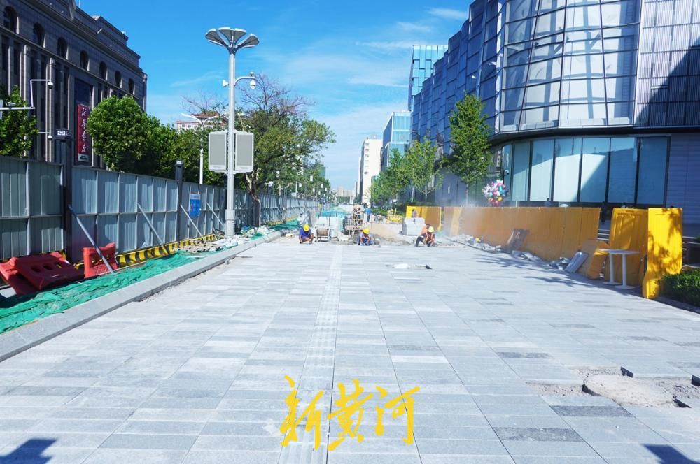 济南泉城路人行道分段改造，新石板路开始铺设