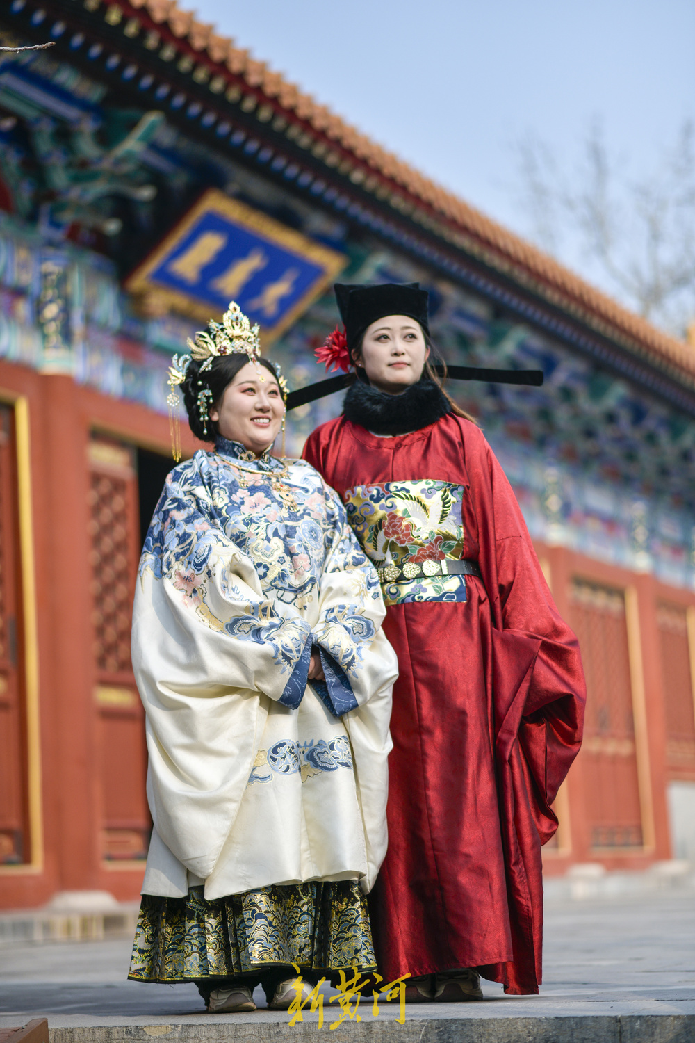 济南明府城汉服文化走红 游客穿越古今打卡泉水文庙