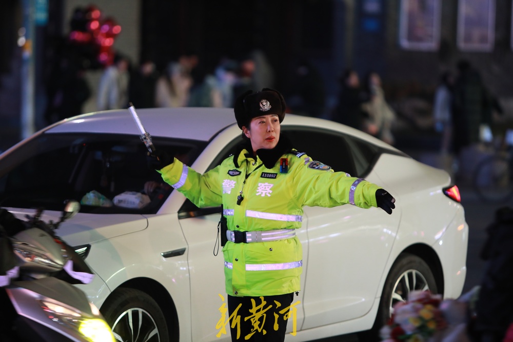 跨年夜里的“守夜人”，济南交警深夜坚守岗位