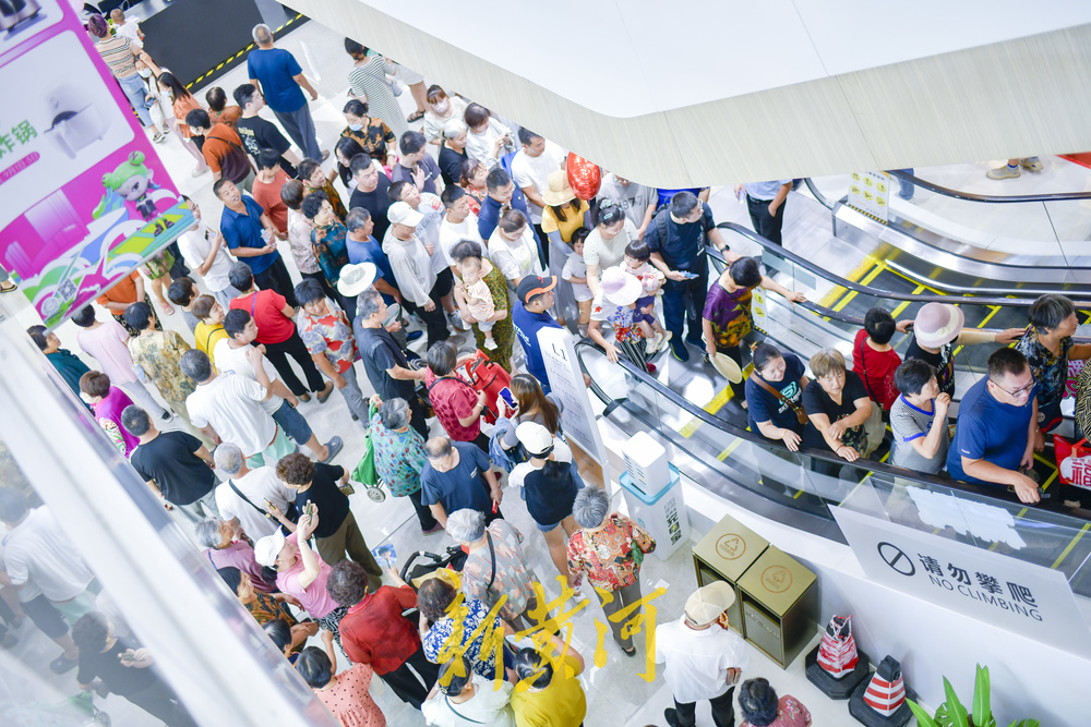 西客站片区商业添新成员，购物开业首日迎来购物热潮