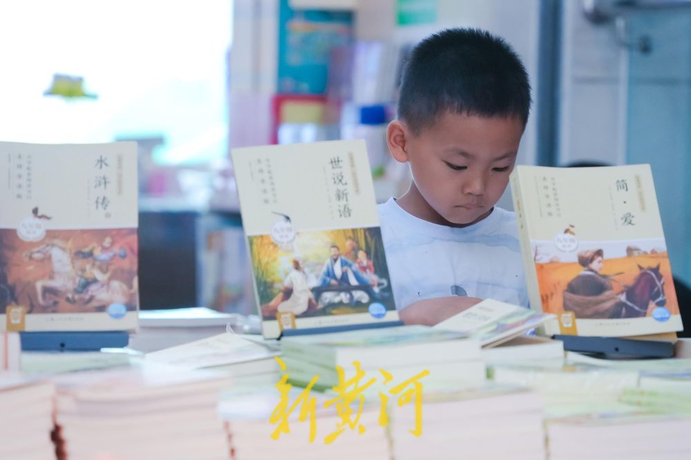 觅书香寻清凉！泉城路新华书店成热门“打卡地”