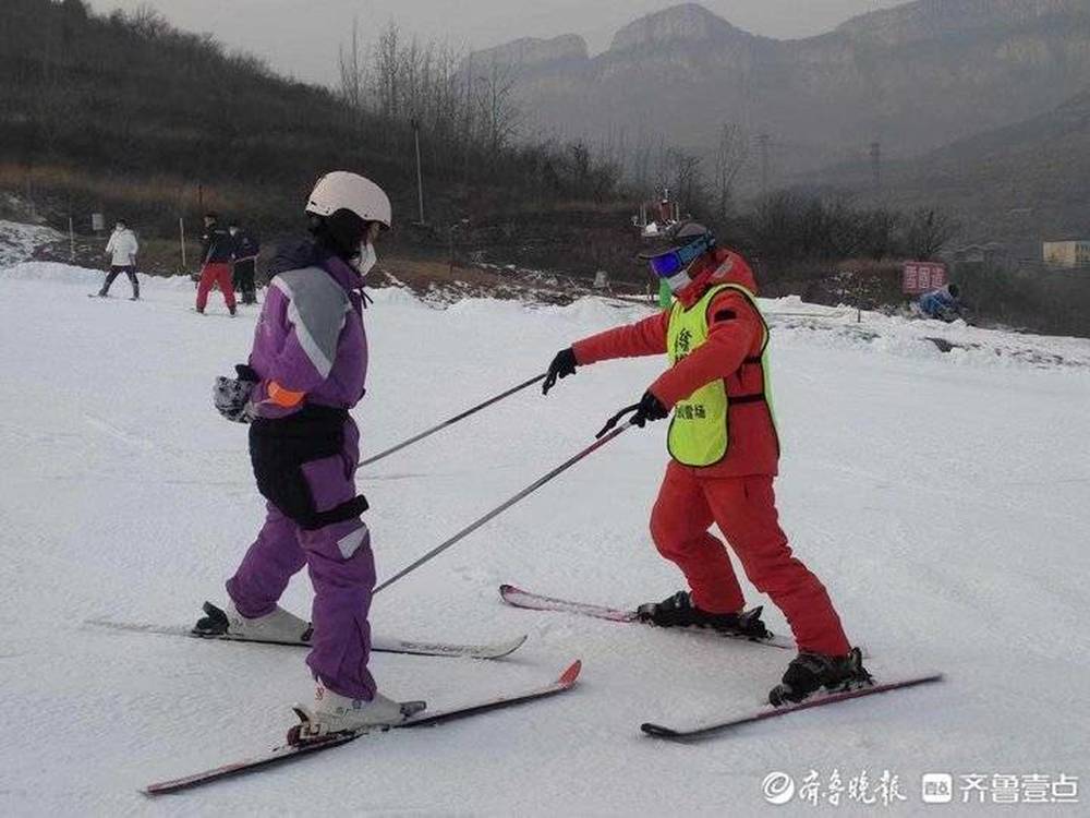一个雪季挣两三万，济南雪场飞来一群“冰雪候鸟”