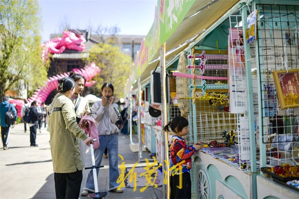 以文创为主题的露天市集,经营的文创产品大部分是由民间艺人手工制作