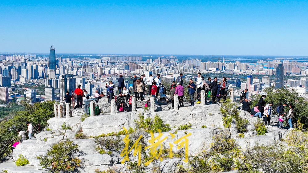 冷空气带来通透蓝，济南千佛山上风景独好