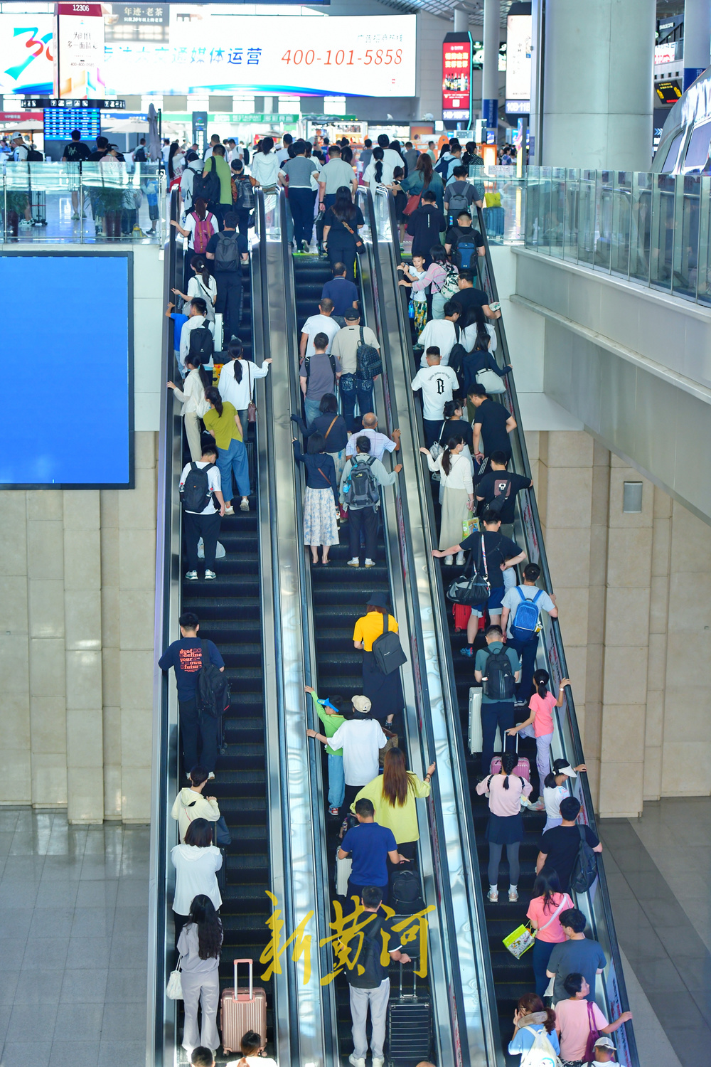 济南西站客流涌动，铁路运输高位运行
