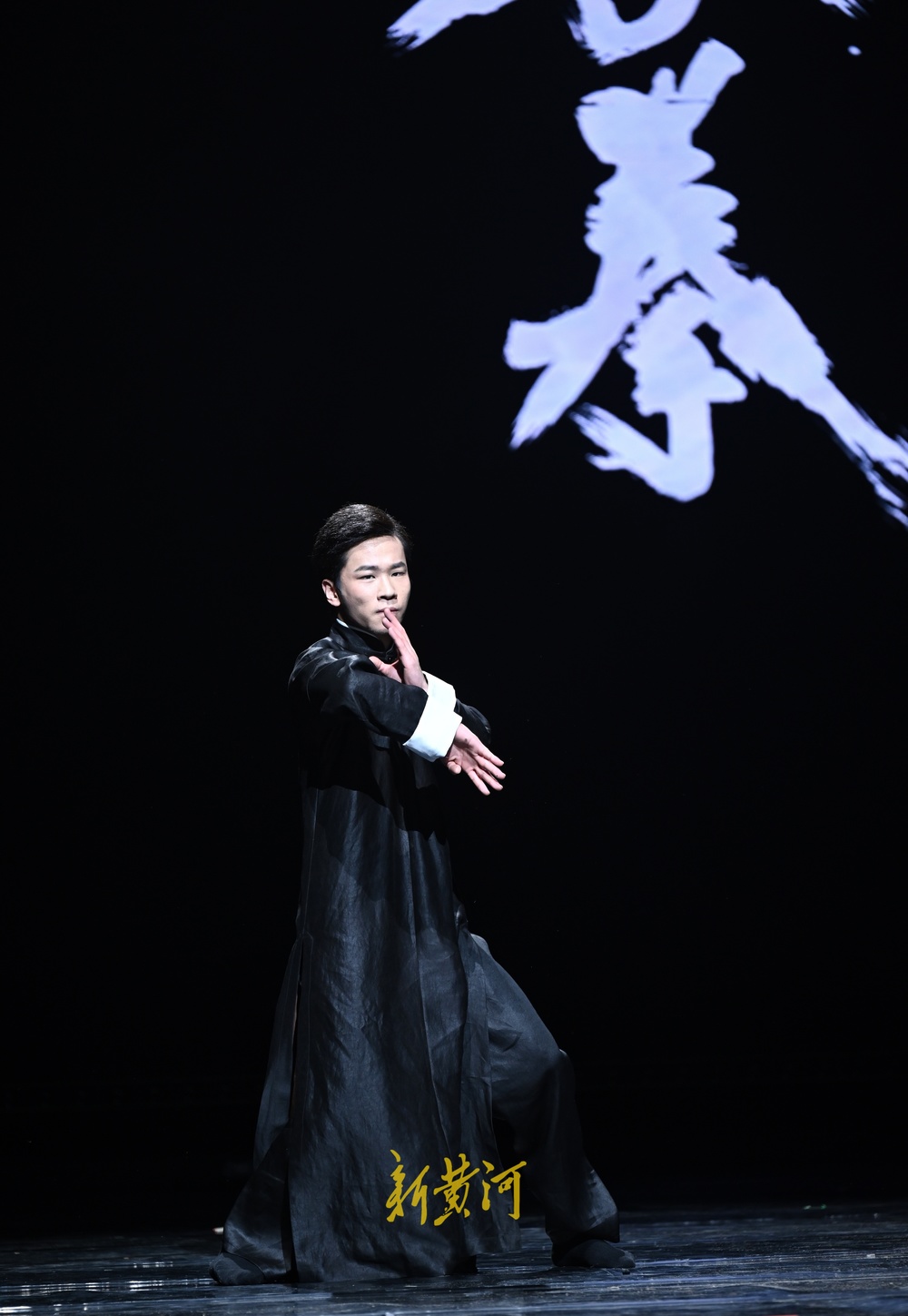 “泉”在济南冬游记｜舞蹈演绎传统武术，舞剧《咏春》走上泉城舞台